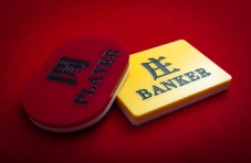 A photo of a red and yellow tile inscribed with Player and Banker in English and Mandarin, respectively.