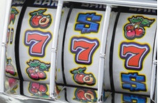 Winning lucky sevens on a traditional jackpot slot machine barrel